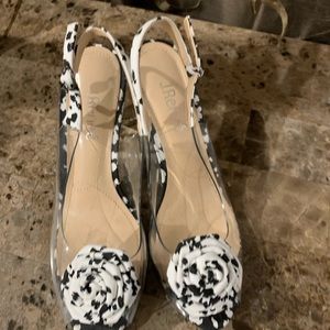 Open toes animal print sandals